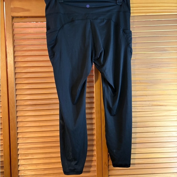 Yogalicious Black Leggings with Pockets - Picture 2 of 3